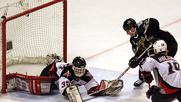 brett-hull-foot-in-crease-goal.jpg